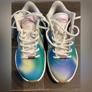 LeBron XXI SE "New Age of Sport" size 6 kids
NEVER WORN NWOT